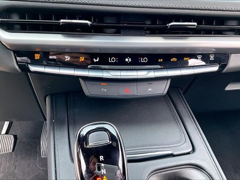 Used 2025 Cadillac XT4 Premium Luxury FWD image 33