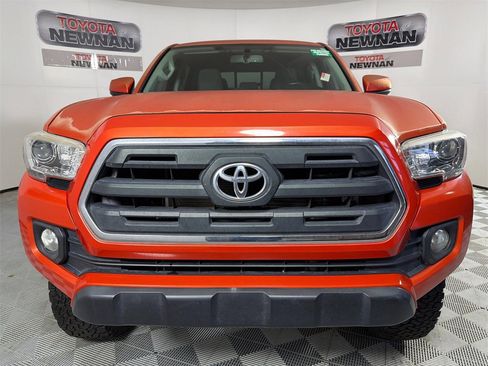 Used 2017 Toyota Tacoma SR5 w/ Tow Package image 8