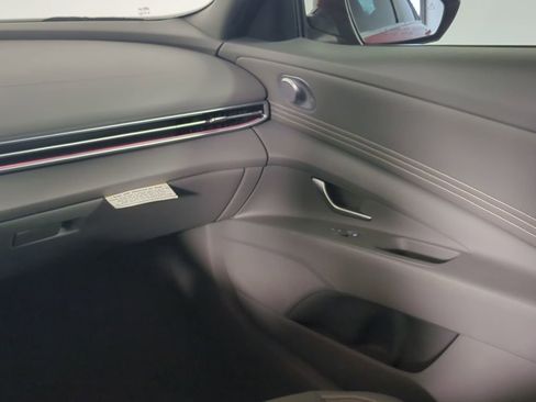 Certified 2025 Hyundai Elantra SEL FWD image 18