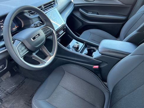 Used 2023 Jeep Grand Cherokee L Laredo image 7