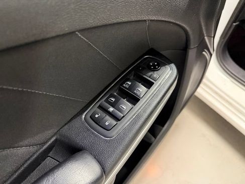 Used 2019 Dodge Charger SXT RWD image 10