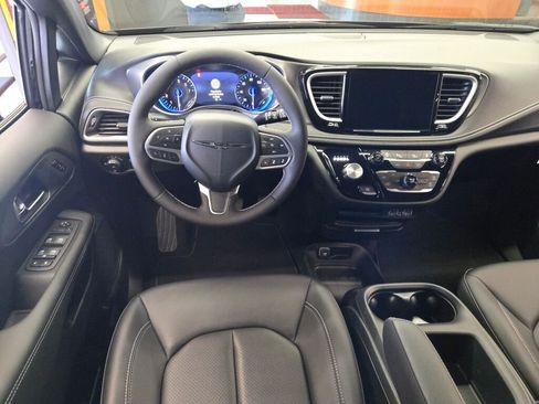 New 2025 Chrysler Pacifica Select image 14