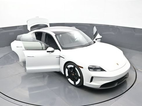 Certified 2025 Porsche Taycan AWD/4WD image 29