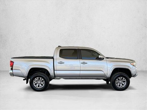 Used 2018 Toyota Tacoma SR5 RWD image 4