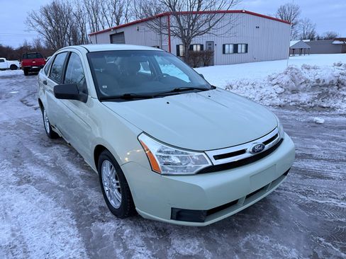 Used 2011 Ford Focus SE image 3