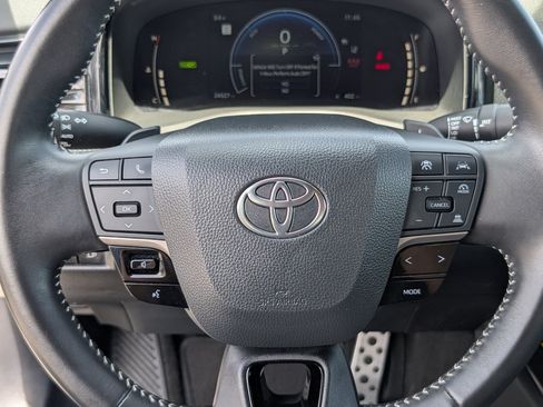 Used 2025 Toyota Camry SE FWD image 18