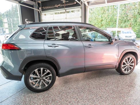 Used 2023 Toyota Corolla Cross XLE image 4