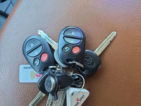 Used 2011 Toyota Sequoia Platinum image 38