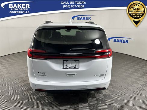 Used 2021 Chrysler Pacifica Limited w/ Uconnect Theater Family Group image 8