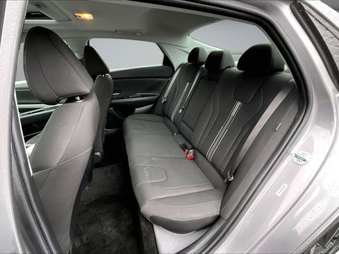 Used 2025 Hyundai Elantra SEL image 21