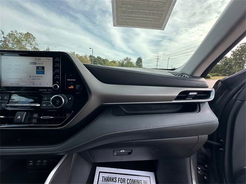 Used 2022 Toyota Highlander XLE image 16