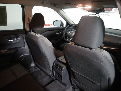 Used 2025 Nissan Rogue SV image 27