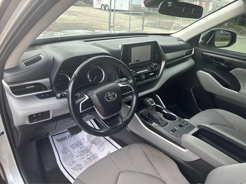 Used 2024 Toyota Highlander LE FWD image 17