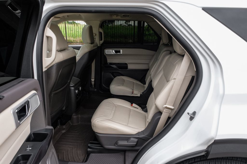 Used 2020 Ford Explorer Platinum w/ Premium Technology Package AWD/4WD image 46