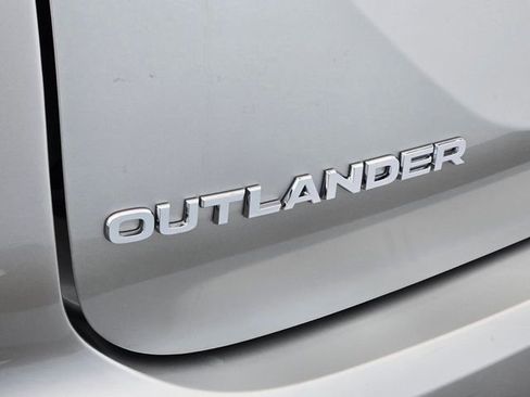 Used 2025 Mitsubishi Outlander ES image 13