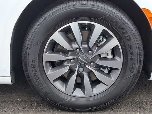 Used 2023 Chrysler Pacifica Touring-L image 8