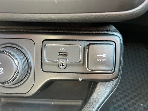 Used 2023 Jeep Renegade Latitude AWD/4WD image 32