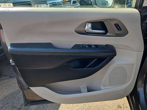 Used 2022 Chrysler Pacifica Touring-L FWD image 11