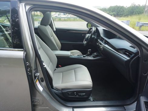 Used 2016 Lexus ES 350 w/ Premium Package w/Wood Trim FWD image 16
