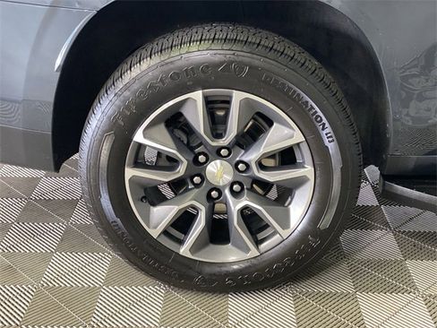 Used 2021 Chevrolet Suburban LT w/ Luxury Package image 18