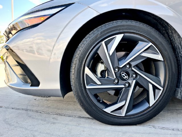 Used 2025 Hyundai Elantra SEL FWD image 29