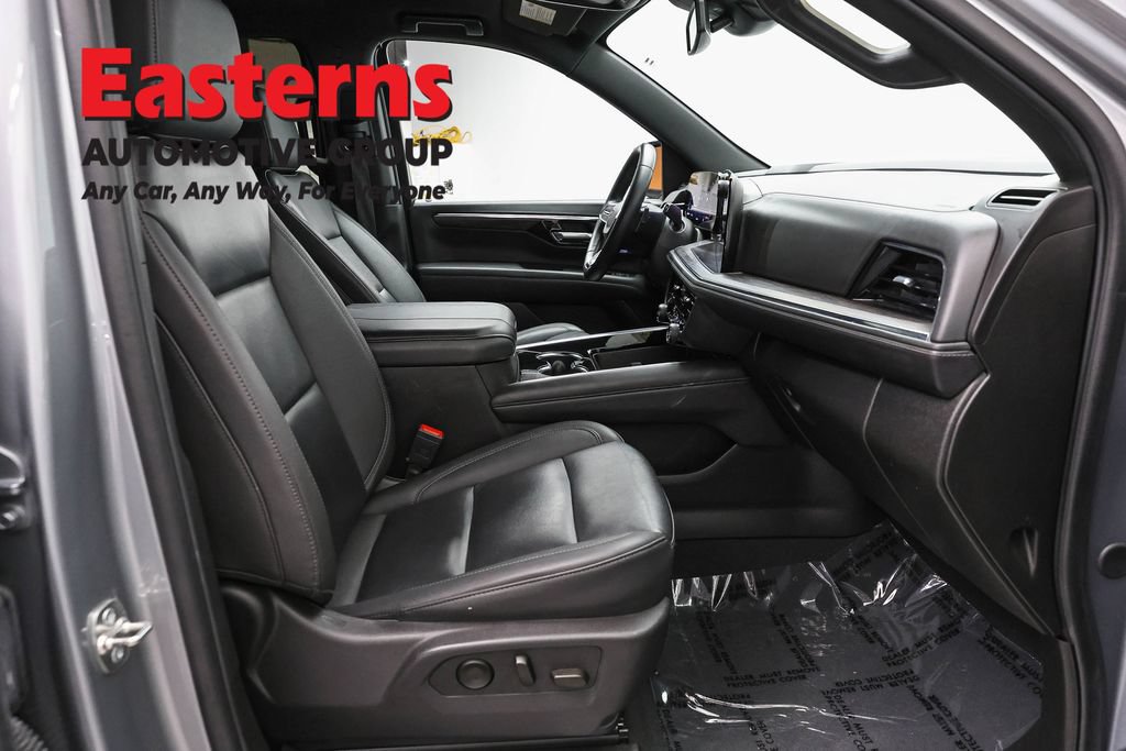 Used 2025 Chevrolet Suburban Z71 AWD/4WD image 27
