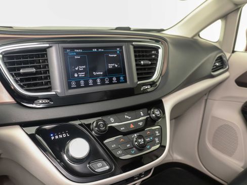 Used 2019 Chrysler Pacifica Touring-L image 22