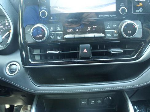 Used 2021 Toyota Highlander XLE FWD image 16