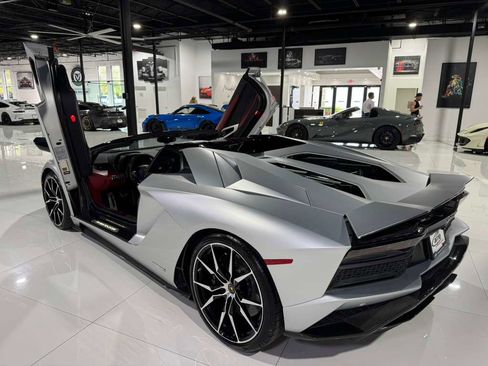 Used 2018 Lamborghini Aventador S image 13