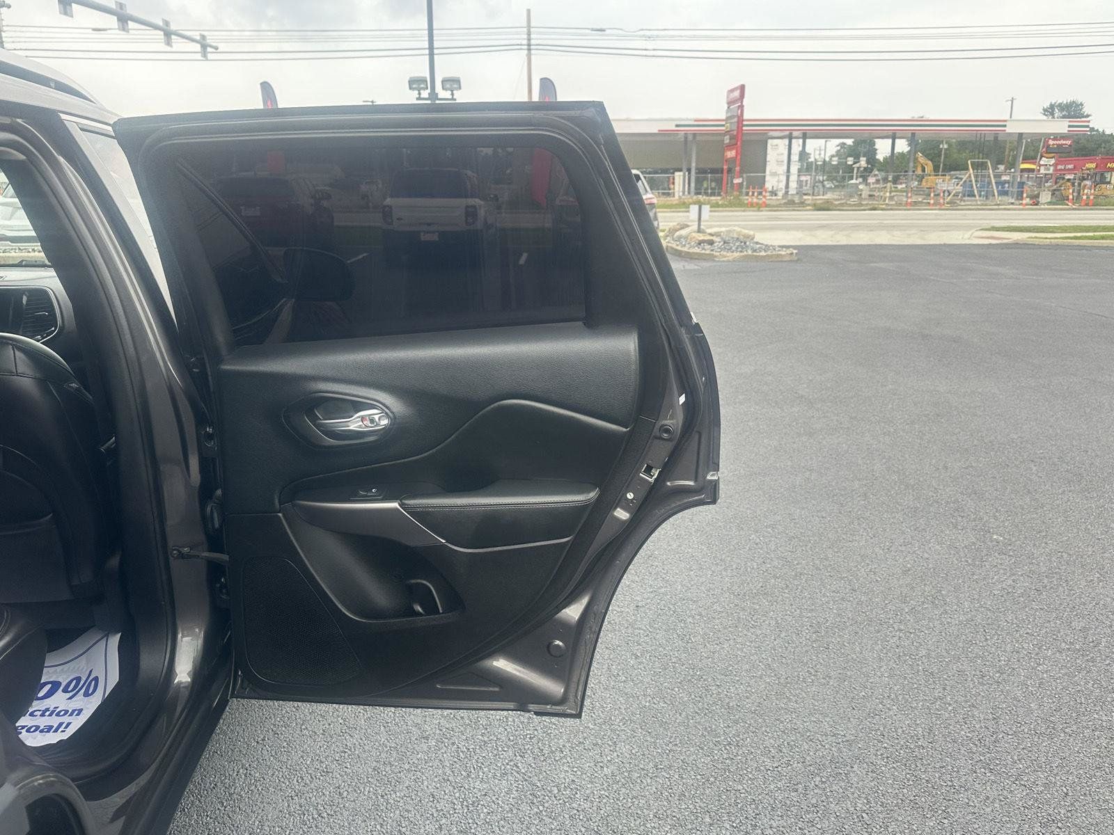 Used 2019 Jeep Cherokee Limited AWD/4WD image 24