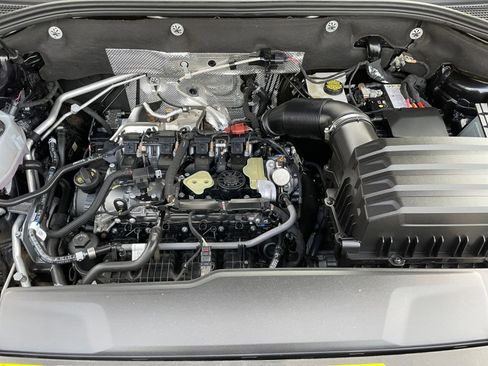 Used 2025 Volkswagen Atlas Cross Sport SE image 34