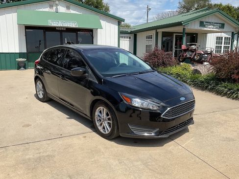 Used 2018 Ford Focus SE FWD image 3