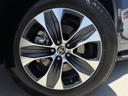 Used 2025 Toyota Highlander XLE AWD/4WD image 9