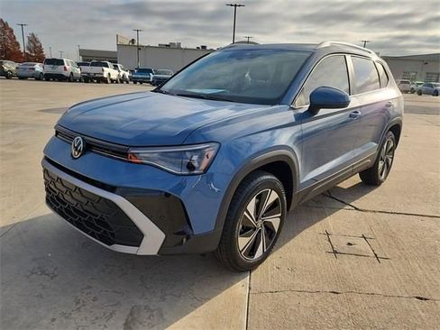 New 2026 Volkswagen Taos SE image 8