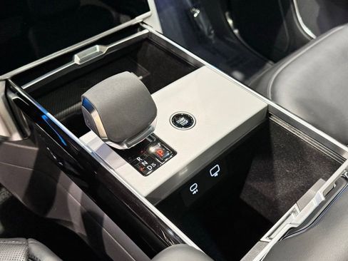 Used 2024 Land Rover Range Rover SE image 12