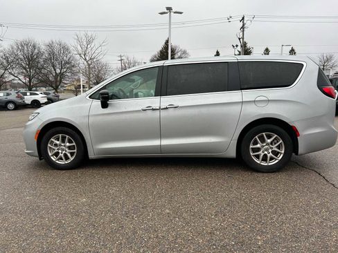 Certified 2024 Chrysler Pacifica Touring-L image 23