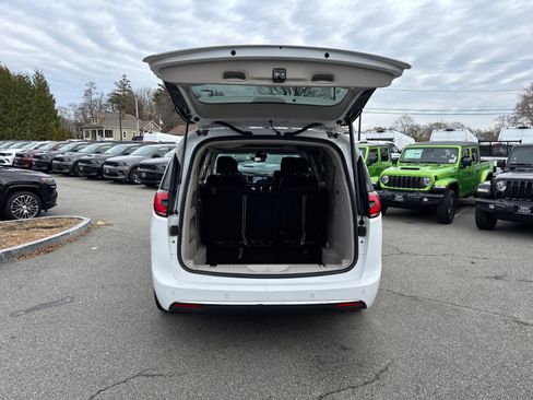 Used 2023 Chrysler Pacifica Touring-L image 39
