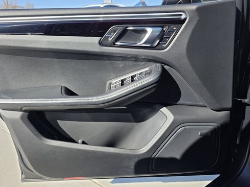 Used 2022 Porsche Macan image 17