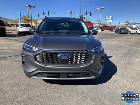 Used 2025 Ford Escape SE image 2