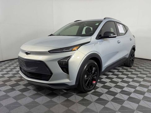 Used 2023 Chevrolet Bolt EUV LT w/ Convenience Package FWD image 3