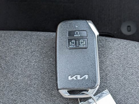 Certified 2023 Kia Carnival LX image 28