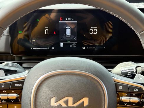 Used 2026 Kia Carnival LXS image 11