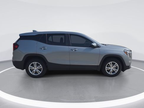 Used 2023 GMC Terrain SLE FWD image 2