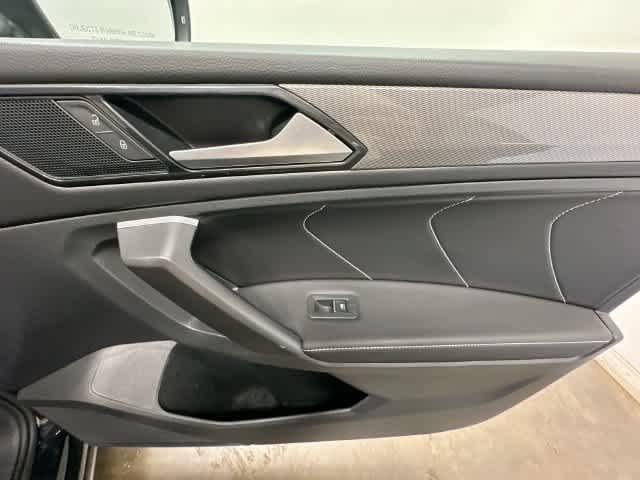 Used 2024 Volkswagen Tiguan SE w/ Panoramic Sunroof Package AWD/4WD image 24