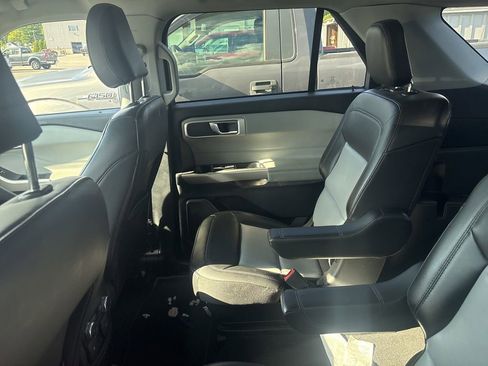 Used 2022 Ford Explorer XLT w/ Equipment Group 202A image 4