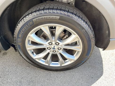 Used 2024 Ford Explorer XLT w/ Equipment Group 202A AWD/4WD image 43