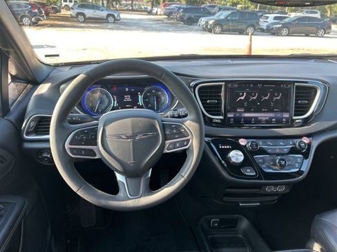 Used 2025 Chrysler Pacifica Select image 12