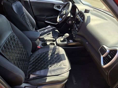 Certified 2023 Kia Soul LX w/ LX Technology Package FWD image 3