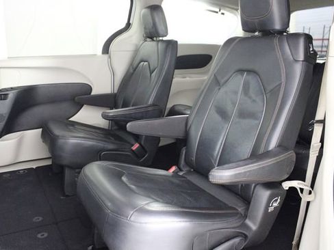 Used 2018 Chrysler Pacifica Touring-L image 8