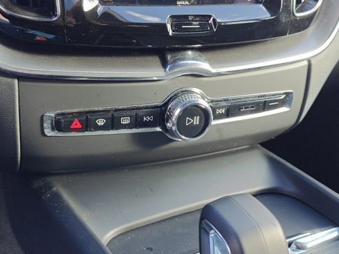 Used 2025 Volvo XC60 B5 Core image 19